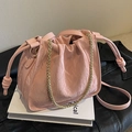 Rosa plissierte Beuteltasche mit goldener Kette und Kordelzugverschluss für Damen - Rosa