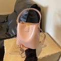 Borsa a secchiello in pelle rosa chiaro con dettagli dorati e tracolla rimovibile - Rosa