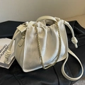 Cremeweiße Bucket Bag mit Falten-Design, Goldkette und Knotendetails für Damen - Cremeweiß