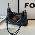 Bolso tote negro brillante con anillo metálico dorado y detalle de correa anudada - Negro