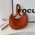Sac bandoulière demi-lune en nylon rouge orangé avec bandoulière noire ajustable - Orange