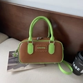 Borsa a tracolla marrone scuro con manici verdi e logo Fashion&bag in un set da studio - Marrone