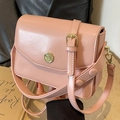 Rosa minimalistische Umhängetasche mit goldener Rundschnalle und glatter Lederoptik - Rosa