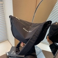 Borsa a tracolla minimalista a mezzaluna in nylon nero con logo Dou Gu bianco e tracolla - Nero