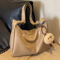 Borsa tote kaki minimalista in morbida ecopelle con ciondolo peluche e tracolla - Con Ornamento / Cachi
