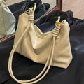 Bolso tote beige de cuero con correa anudada y elegantes detalles de metal dorado - Blanco Roto
