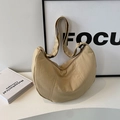 Sac bandoulière demi-lune en nylon beige minimaliste avec bandoulière réglable et texture - Kaki