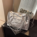 Silberne Metallic-Kettentasche mit gesteppter Knitteroptik und zarten Schleifen - Silber