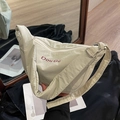 Borsa a tracolla a mezzaluna in nylon crema con ricamo rosso e tracolla regolabile - Bianco Sporco
