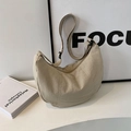 Sac bandoulière demi-lune beige avec bandoulière réglable et coutures décoratives - Blanc Cassé