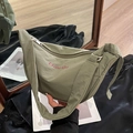Borsa a mezzaluna in nylon verde oliva con logo Dou Gu rosa e tracolla sportiva - Verde