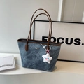 Sac fourre-tout à motif marbré bleu, anses en cuir marron et pendentif étoile en peluche - Bleu avec pendentif