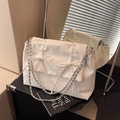 Weiße Shopper-Tasche mit Faltenoptik, Schleifen und silberner Kettenriemen - Weiß