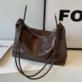 Bolso tote de cuero encerado marrón oscuro con asas anudadas y detalles metálicos - café