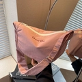 Borsa a tracolla a mezzaluna in nylon rosa con tracolla larga e cerniera bianca - Rosa