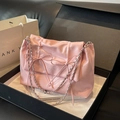 Rosafarbene Tragetasche aus Faltenleder mit Schleifen und Silberkette in Geschenkbox - Rosa
