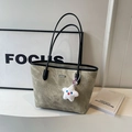 Grand sac cabas vintage vert olive avec fines anses noires et breloque étoile peluche - Beige Avec Pendentif