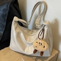Borsa tote minimalista bianco crema in ecopelle lucida con ciondolo a biscotto di peluche - Senza ciondolo / Cachi