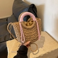 Handgefertigte Strohbeuteltasche mit rosa Seilgriffen und Quasten für Strandurlaub - Khaki - Pinkfarbener Quastengriff-Stil