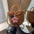 Handgewebte Strohtasche mit Kordelzugfutter und rosa Blumenanhänger für Urlaub - Khaki - Rosa Blumenanhänger-Stil