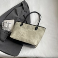 Sac fourre-tout gris et noir avec texture élégante et fines bandoulières sur fond de style - Beige Sans Pendentif