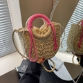 Handgefertigte Strohtasche in Naturweiß mit knallpinkem Seilgriff und Tunnelzugbeutel - Off-white - Pinkfarbener Quastengriff-Stil