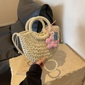 Beige halbrunde Strohhandtasche mit rosa Blumenanhänger und Kordelzug-Innenfutter - Off-white - Rosa Blumenanhänger-Stil