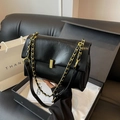 Sac bandoulière en cuir noir avec chaîne dorée présenté dans son coffret cadeau - Noir