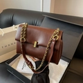 Sac bandoulière élégant en cuir marron avec chaîne dorée et boucle métallique - café