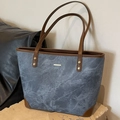 Blaugrauer übergroßer Shopper mit braunen Ledergriffen und Vintage-Metallakzenten - Denim-Blau