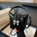 Elegante borsa a secchiello nera con fiocco argento e tracolla regolabile - Nero