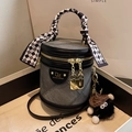Secchiello in denim grigio scuro con manico in seta a scacchi e charm peluche - Nero con ciondolo