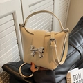 Borsa a secchiello crema con fiocco in metallo argento e tracolla regolabile versatile - Bianco Sporco