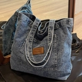 Sac fourre-tout en denim bleu délavé avec grande poche avant et étiquette de marque en cuir - Bleu foncé