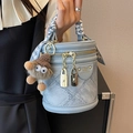 Borsa a secchiello cilindrica celeste con trama denim, manico foulard e ciondolo morbido - Blu con Pendente