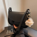 Borsa a sella minimalista in pelle nera con patta e simpatico ciondolo di peluche - Nero Con Pendente