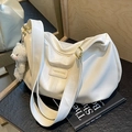 Sac fourre-tout hobo blanc crème en cuir PU texturé avec décor d'ours en peluche mignon - Blanc Cassé Avec Pendentif