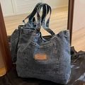 Grand sac cabas en denim bleu foncé délavé avec poche avant et logo en cuir - Bleu clair
