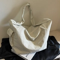 Vielseitige beige XL-Tote-Tasche aus weichem Nylon mit stilvoller Faltenoptik - Cremeweiß