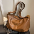 Sac fourre-tout demi-lune plissé marron avec charme d'ours et plaque de mode - Marron avec Pendentif