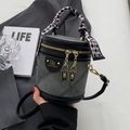 Borsa a secchiello grigia in denim con finiture in pelle nera e manico in seta - Nero senza Ciondolo