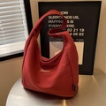 Sac fourre-tout minimaliste en velours côtelé rouge foncé avec larges anses et étiquette - Rouge