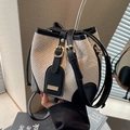 Beige gewebte Beuteltasche mit schwarzem Lederbesatz und goldener Schnalle für Damen - Schwarz