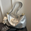 Sac fourre-tout argenté avec breloque ours en peluche et finition métallique chic - Argent avec pendentif