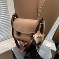 Borsa a sella retrò bicolore beige e marrone con ciondolo mostro di peluche giallo - Khaki Con Pendente