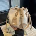 Schicke cremefarbene Flecht-Eimertasche mit braunem Lederbesatz und Goldakzenten - Khaki