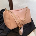 Borsa Boston rosa testurizzata con tracolla in pelle e catena a fiori decorativa - Rosa PU