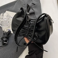 Sac à bandoulière noir plissé avec nœud élégant et finition cirée brillante - Noir