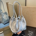 Silberne Handtasche mit Faltenstruktur und schmalen Doppelgriffen in Metalloptik - Silber