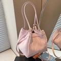 Hellrosa Eimer-Tasche mit Faltenstruktur, Glanzoptik und verstellbarem Schultergurt - Rosa